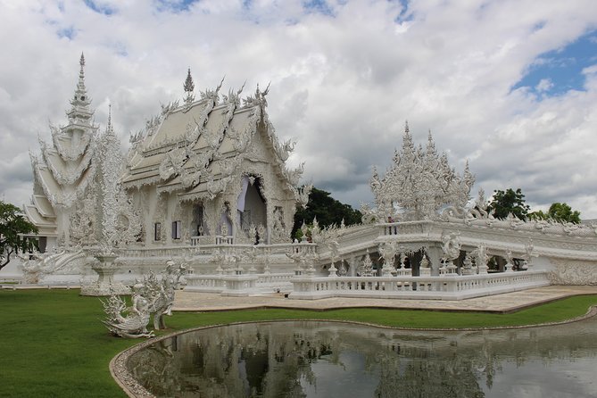 Chiang Rai Day Tour from Chiang Mai: White Temple & More w/ Lunch - Wat Huay Pla Kang: the big statue and the mix of styles