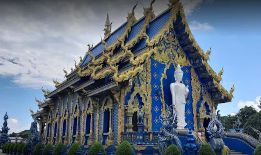 Chiang Rai: White, Blue, Red Temples, Long Neck Tour - Huay Pla Kang Red Temple: The 9-Floor Pagoda and Giant Buddha