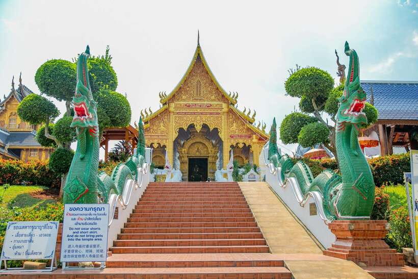 Chiangma: Wat ban den, Blue Temple & Sticky Waterfall. - Guide quality and small-group comfort (why it feels smoother)
