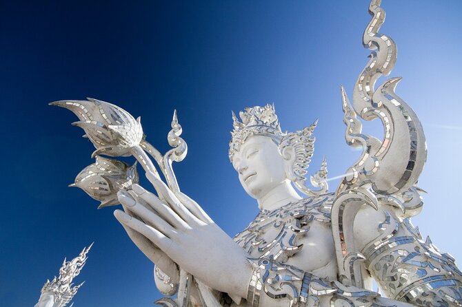 Chiangmai to White Temple, Blue Temple & Black museum - Lunch, water, and the comfort factor on the long drive