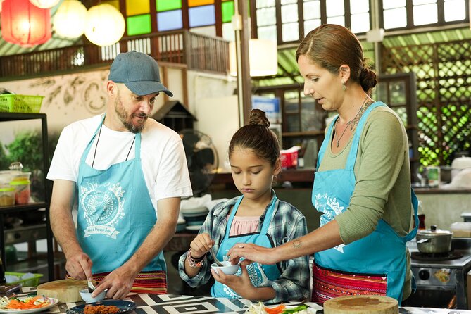 Cooking Class with Organic Farm in Chiang Mai at Mama Noi - Picking 4 dishes, plus Thai tea and sweet finales