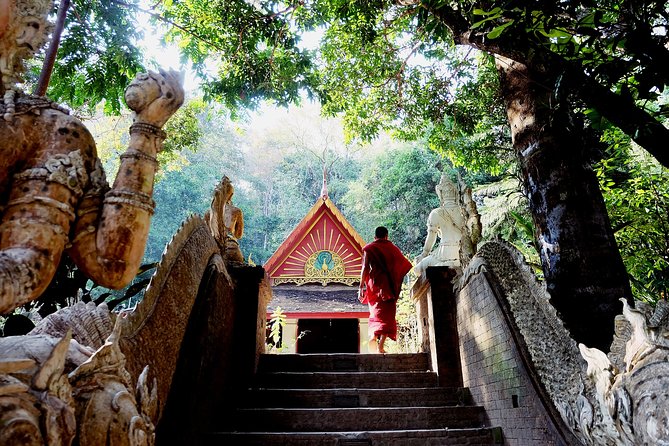 Doi Suthep and Wat Pha Lat Sunrise Private Tour – Half Day - Stop 1: Doi Suthep at sunrise, stairs and unforgettable views