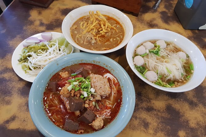 Go where the locals go, Eat what the locals eat! Food Tour with Local Foodies - The Northern Thai Restaurant Meal: Gaeng Hunglay, Larb Moo, Khua Jin Som, and Yum Samunprai