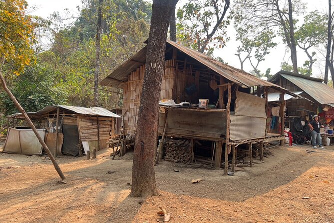 Long Neck Village, Silver Temple & Chiang Mai Top Cultural Sites - Stop 3, Wat Phra Singh: Lanna architecture and golden chedis