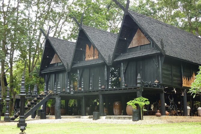 Long Neck Village, White & Blue Temple, Black House Day Tour From Chiang Mai - Wat Rong Khun (White Temple): dress code and crowd control