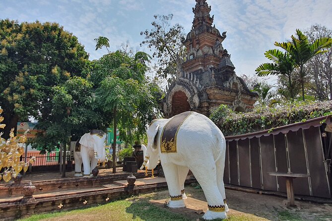 Mastering Chiang Mai Temples in Halfday - Visit 7 Temples - Wat Chiang Man: elephant-shaped buttresses and the oldest temple vibe