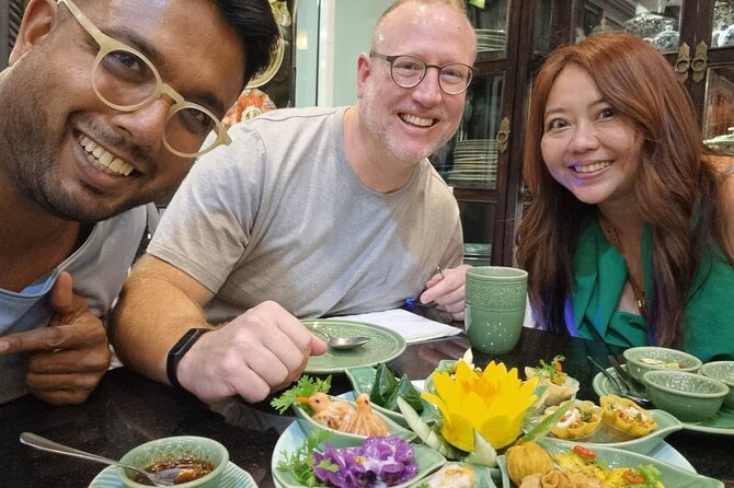 Michelin Guided Street Food Tour in Chiangmai: Thai Food Tour - Stop 1 in Chiang Mai: pad Thai, curry noodles, and the sweet reset