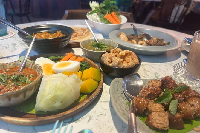 Old Town Chiang Mai Food Tour with 10+ Local Dishes Tastings - Wat Lok Molee Finish: The Walk Ends With a Charming Temple