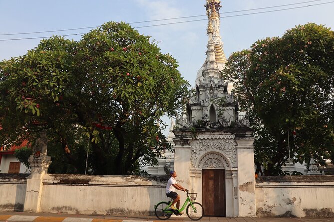 Private Chiang Mai Half-Day Bike Tour - Three Kings Monument and Wat Chedi Luang: two iconic stops, different vibes