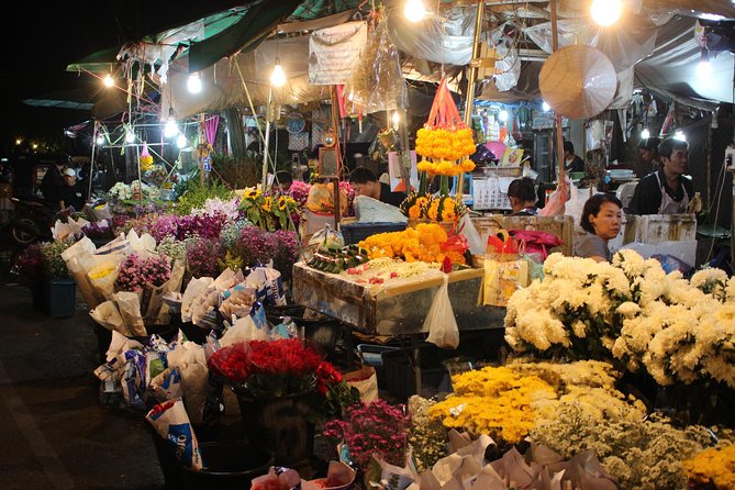 Private Evening! Crisscross Chiang Mai's Night by the classic Tuk Tuk - Stop 1: Wat Suan Dok when the evening cools down