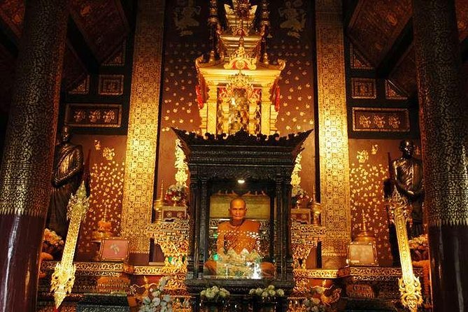 Private Tour: Chiang Mai City and Temples - Food, water, and clothing: the small stuff that makes temple time better