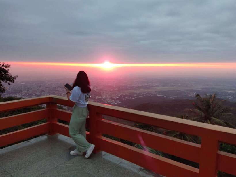 Spiritual Sunrise Wat Doi Suthep, Pha Lat, Alms & Meditation - Doi Suthep Steps, Tram Choice, and the Golden Pagoda at Sunrise