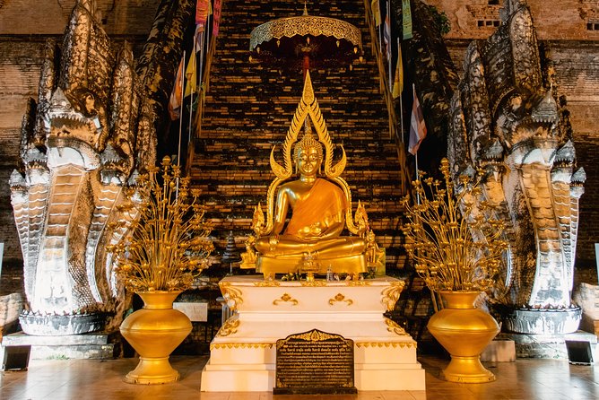 Sunlight or Moonlight: Chiang Mai City Tuk Tuk Tour - Stop 4: Warorot Market (Kad Luang) for Snacks and Quick Shopping