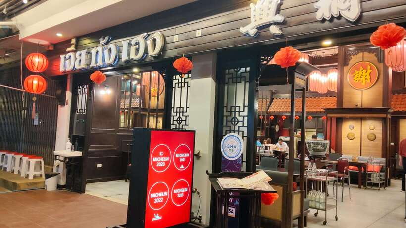 Taste of Chiang Mai: Michelin Guide & Street Food Tour - Warorot Market walks at Kad Luang: the stage before the second meal
