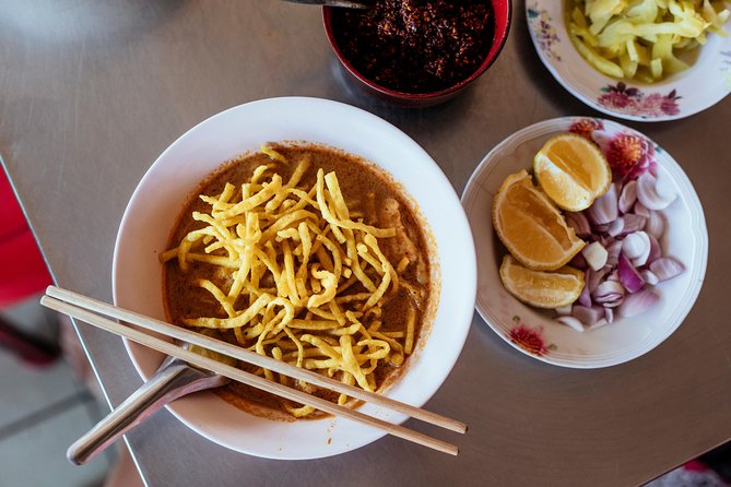 The 10 Tastings of Chiang Mai With Locals: Private Street Food Tour - Chang Phueak Monument and the Thai Tea Sweetness Game