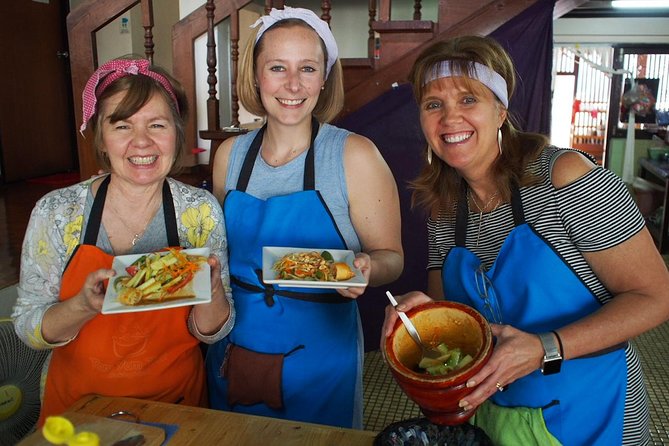 Tomyumthai Cooking Class in Chiang Mai - The market stop: your ingredient shortcut to better Thai food