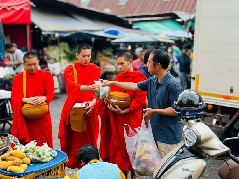 Walk With Monks Collecting Alms(meeting point maybe change) - Where the experience starts: Wat Chai Sri Phum and the 5:45 AM meet