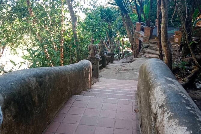Wat Doi Suthep And Wat Pha Lat Evening Tour - The short drive to Doi Suthep: building anticipation without stress