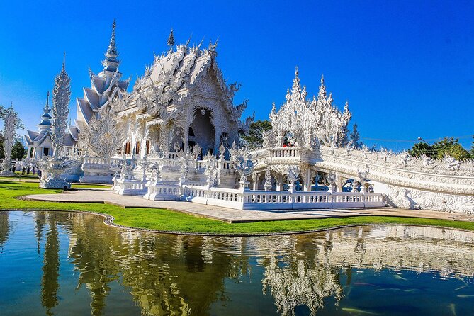 White, Red/Black and Blue Temples Full Day Trip From Chiang Mai - Wat Rong Khun, the White Temple: dress code and crowd management
