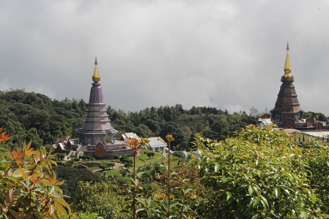 Wow! Doi Inthanon National Park Adventure, Lunch & Entry Included - Thai Hmong Community Market Stop: Quick Bites and Fruit Time
